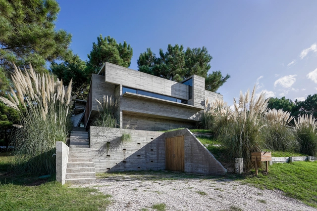 Casa Loma / Besonias Almeida Arquitectos - Casas