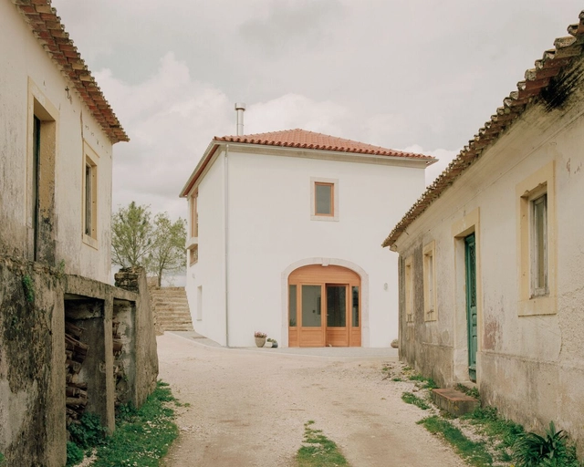Casa com Blocos de Cânhamo / Arquitectura Viva - Fotografia de Exterior, Renovação, Porta, Fachada