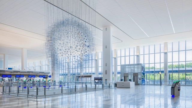Diseñando espacios de tránsito: 4 estrategias para plafones en estaciones, aeropuertos y áreas de espera - Imagen Principal