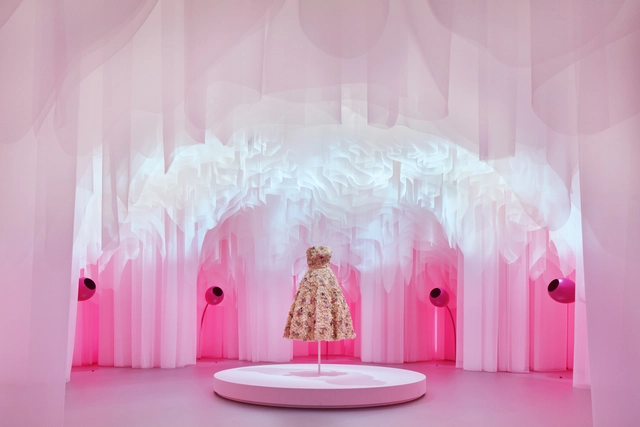 OMA / 重松象平设计的东京六本木博物馆“Miss Dior”展览 - 主图