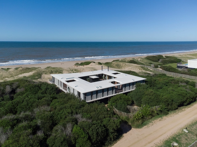 Big Fish House / Martin Gomez Arquitectos - Houses