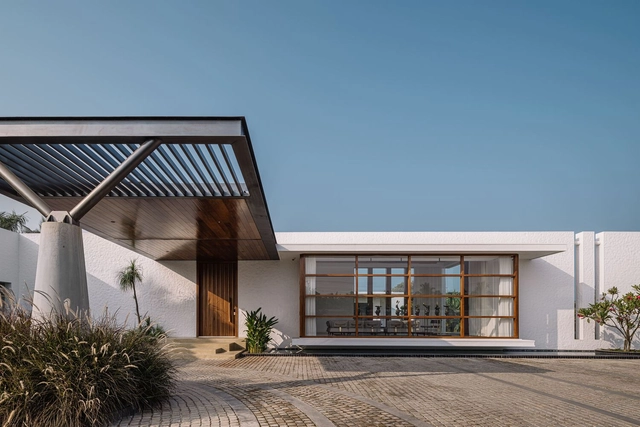 White House / Dipen Gada and Associates - Houses