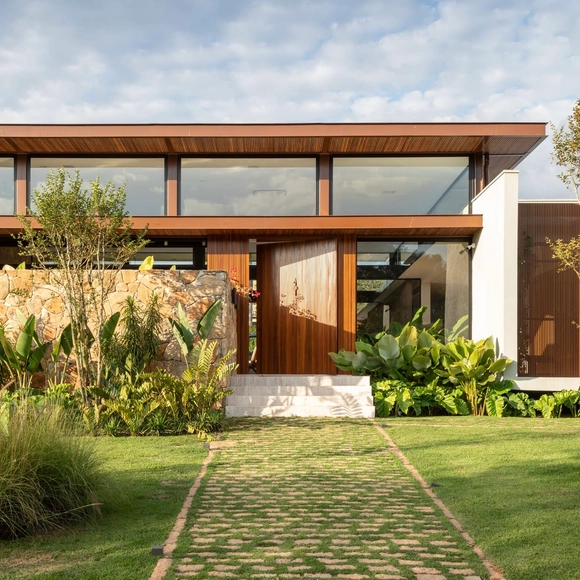 Casa Cisalpinas / Rodrigo Vilas Boas Arquitetos - Fotografia de Exterior, Casas, Porta, Fachada, Escada