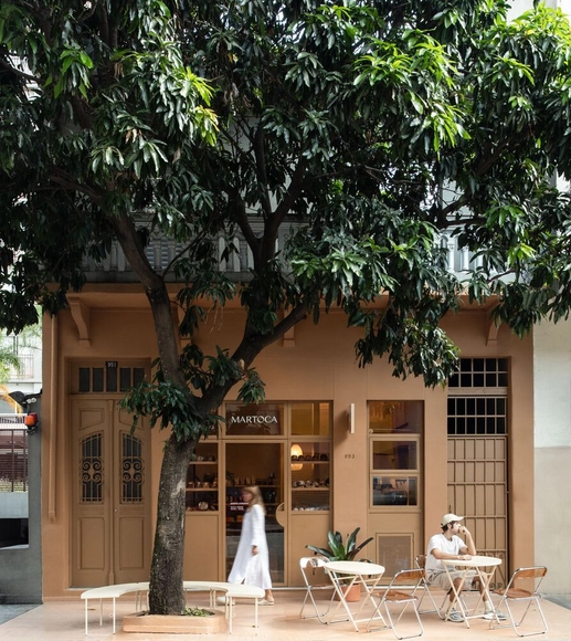 Padaria Martoca / AIA Estúdio + Raphael Tepedino - Fotografia de Exterior, Restaurante, Fachada, Porta, Mesa, Cadeira