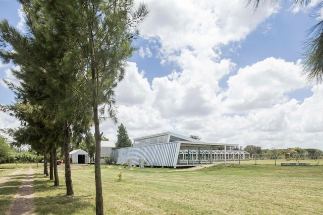 Salón de usos múltiples Universidad de Morón / Estudio Borrachia - Otros Edificios