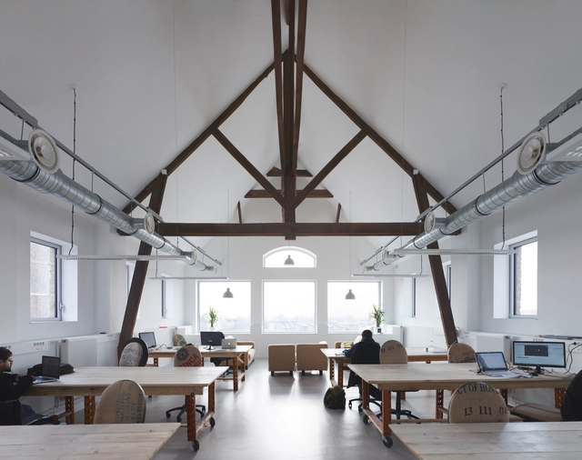 De fábricas a espacios de trabajo: la evolución de edificios industriales en oficinas modernas - Imagen Principal