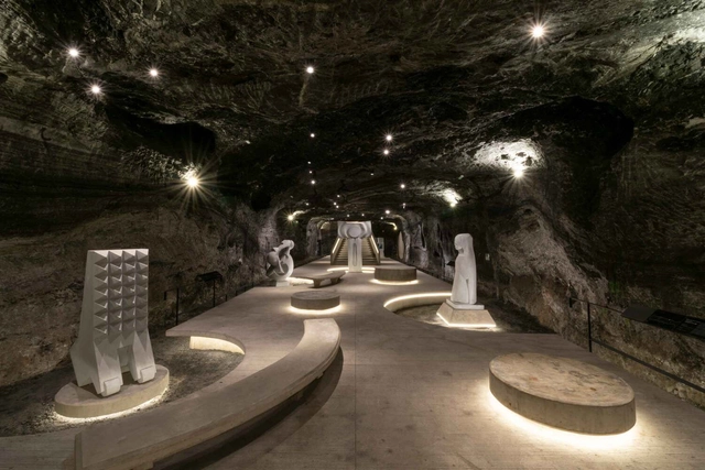  Museo Subterráneo Monumental 180 metros / Yemail Arquitectura  - Museo