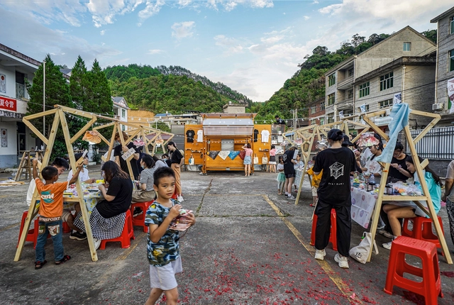 Reading as a Social Act : 15 Micro-Libraries in Urban and Rural Settings - Featured Image