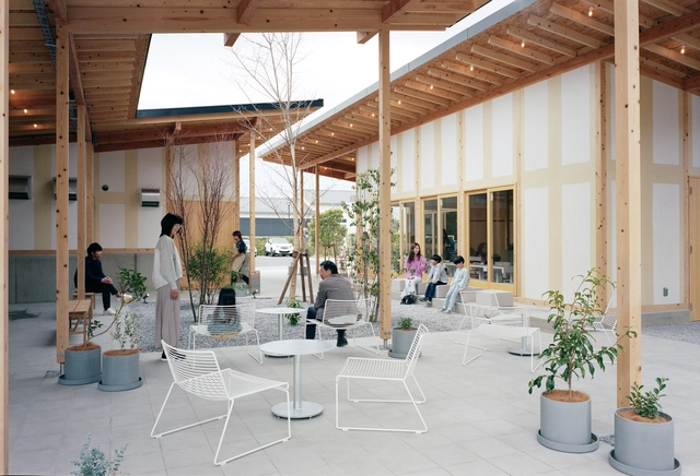 Loja Funamachi Base / Jo Nagasaka + Schemata Architects - Fotografia de Interiores, Loja, Pátio, Fachada, Viga, Mesa, Cadeira