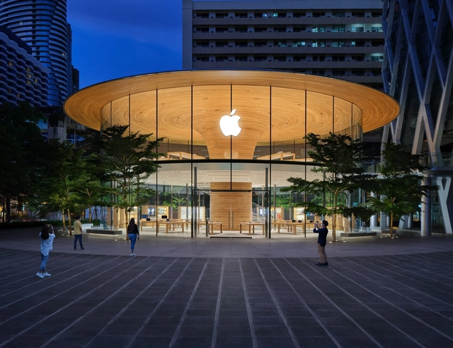 A Decade of Redefining Experience Retail: 15 Apple Stores Designed by Foster + Partners in City Centers - Featured Image