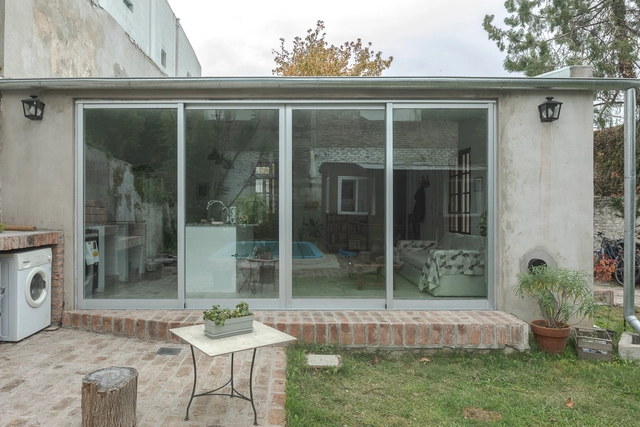 Reforma Navarro / Estudio YME - Fotografía exterior, Casas, Puerta, Fachada, Mesas