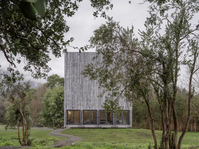 Honestidad material e integración al paisaje: 12 casas en Chile donde la madera es la protagonista - Imagen Principal