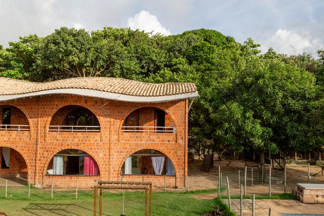 Harmonia entre arquitetura e pedagogia: a Escola Acalento de Carl von Hauenschild - Imagem de Destaque