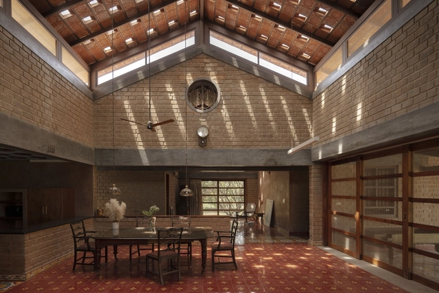 Casa de hóspedes Kaattu Veedu / studioXS - Fotografia de Interiores, Casas, Porta, Viga, Mesa, Iluminação, Cadeira