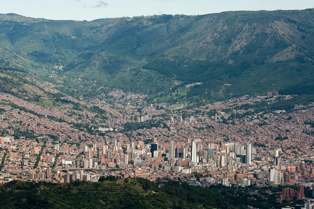 Urbanismo ambiental y geografías urbanas: Plan urbano de Medellín 2024-2027 - Imagen Principal