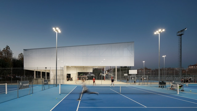 Del juego al refugio: las múltiples funciones de los centros deportivos comunitarios de pequeña escala - Imagen Principal