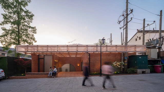 Red Brick Public Toilet on Liuba Old Street / Shulin Architectural Design - Rest Area