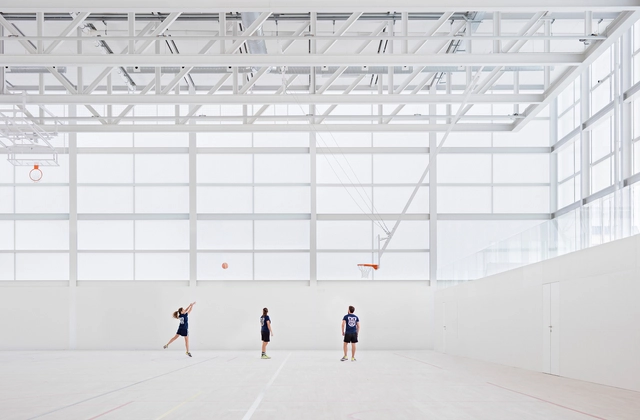 De las cáscaras de madera a los paneles de policarbonato: materiales que dan forma a espacios deportivos flexibles - Imagen Principal