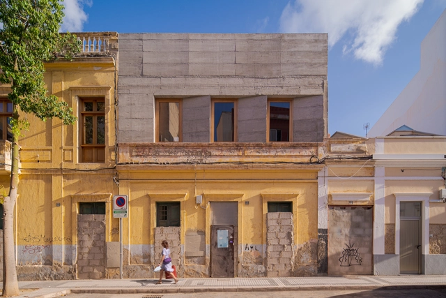 Casa M / XStudio - Fotografía exterior, Ampliación, Puerta, Fachada, Pilares