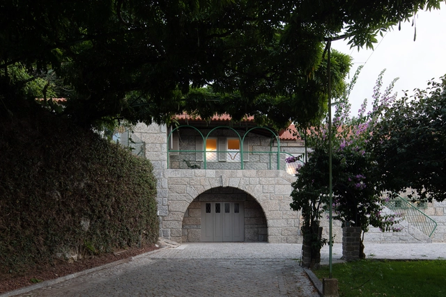 Casa do Vilar / Merooficina - Fotografia de Exterior, Casas, Jardim, Fachada, Arco
