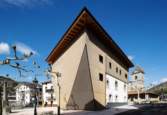 Reforma y ampliación del Ayuntamiento de Irura / BARRU ARKITEKTURA SLP - Fotografía exterior, Renovación, Fachada, Puerta