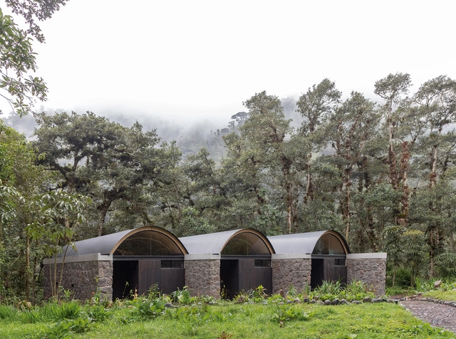 Las Pajareras / Ignacio Muñoz + Javier Mera Luna - Fotografía exterior, Hostal, Fachada, Bosque
