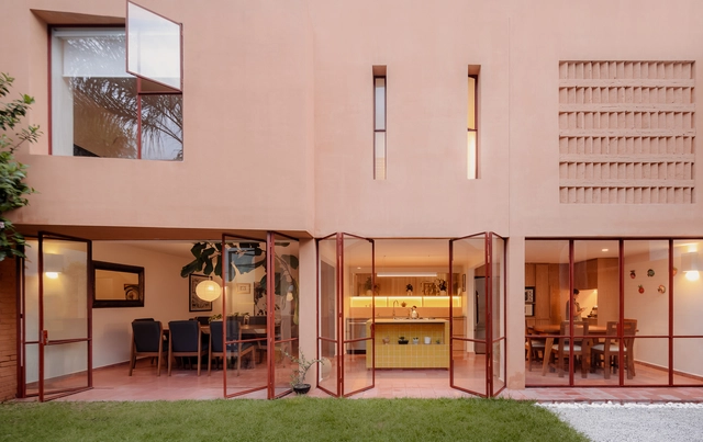 Casa Providencia / DOMA - Fotografía interior, Casas, Puerta, Fachada, Sillas