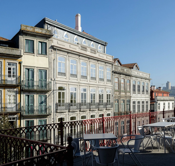 Mouzinho da Silveira Building  / Diana Barros Arquitectura - Exterior Photography, Residential, Facade, Fence, Chair, Table