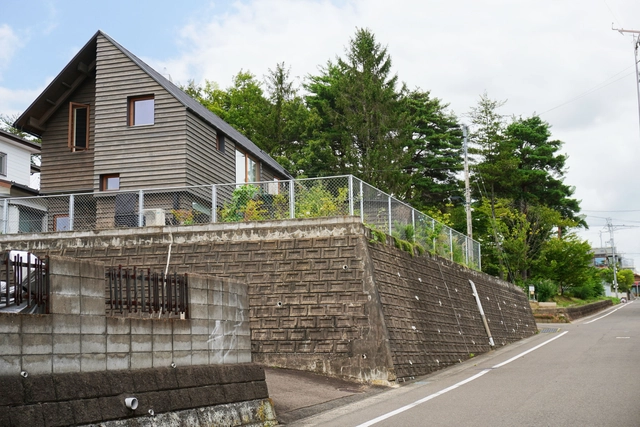 House With a Crossed Earth Floor / Fukei Co. - Exterior Photography, Houses, Stairs, Facade