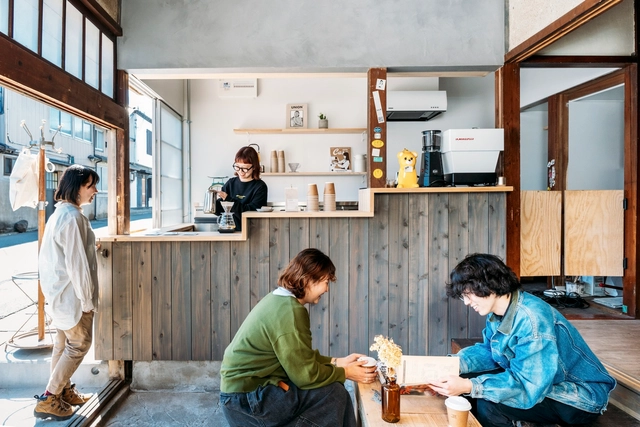 YOKOSAWA CAMPUS 共享空间 / NoMaDoS - 室内图, 共享办公室室内设计, 厨房, 桌子, 椅子, 板凳, 台面