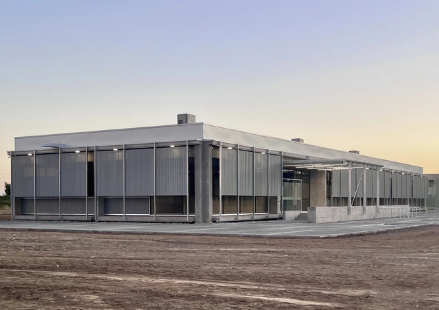 Edificio de Aulas – Polo de Salud – Universidad del Bío Bío Campus Fernando May Colvin / Cristian Berríos Arquitectos Asociados (CBA) - Fotografía exterior, Universidad, Puerta, Fachada