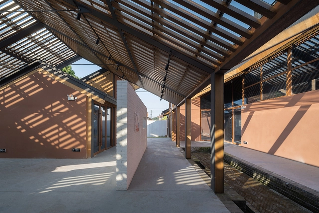 El patio bajo el alero / AESEU Architectural Technology and Art studio - Centro Comunitario