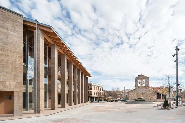 Centro Cultural de Carbajosa de la Sagrada, Salamanca / Gabriel Gallegos Borges - Fotografía exterior, Centro Cultural, Fachada, Pilares