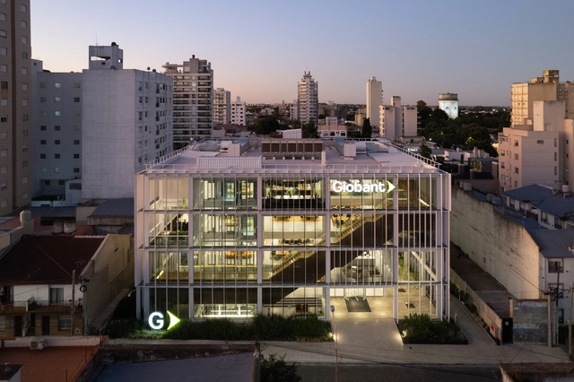 Globant Iconic Building / Alric Galindez Arquitectos - Fotografía exterior, Sustentabilidad Y Diseño Ecológico, Fachada, Urbano