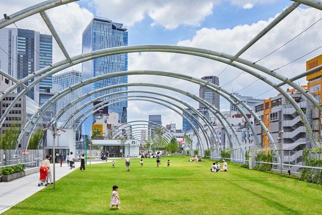 A Skyward Shift: Exploring the Social Impact of Elevated Public Spaces in Cities - Featured Image