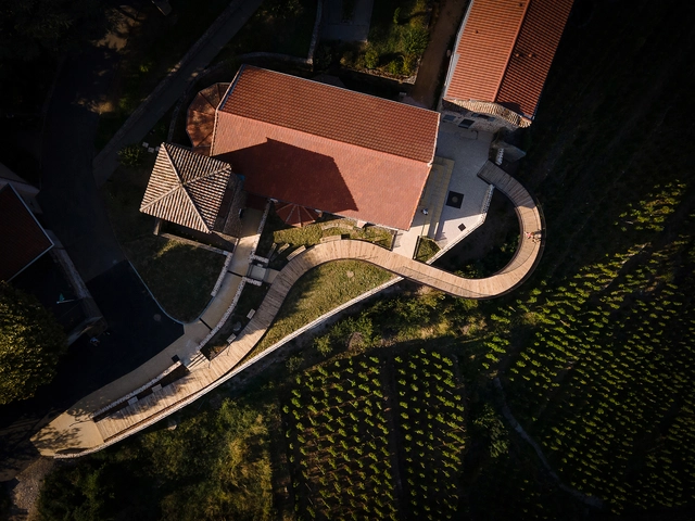 Mirante das Vinícolas de Condrieu / Collection Architectes - Fotografia de Exterior, Arquitetura Paisagística, Fachada