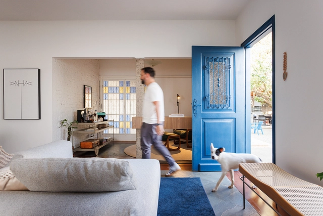 The Blue Door House / Rafael Pinoti Arquitetura - Interior Photography, Renovation, Door, Table
