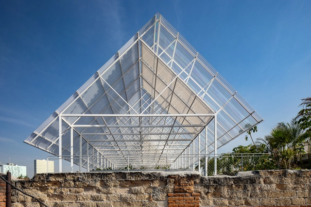 Policarbonato en la arquitectura: 25 proyectos que exploran su versatilidad - Imagen Principal