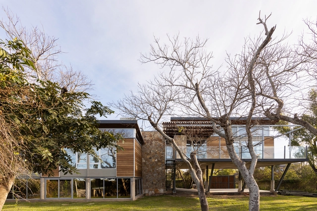 Casa en el río / Juan Alfaro + María Emilia Lafranconi  - Casas