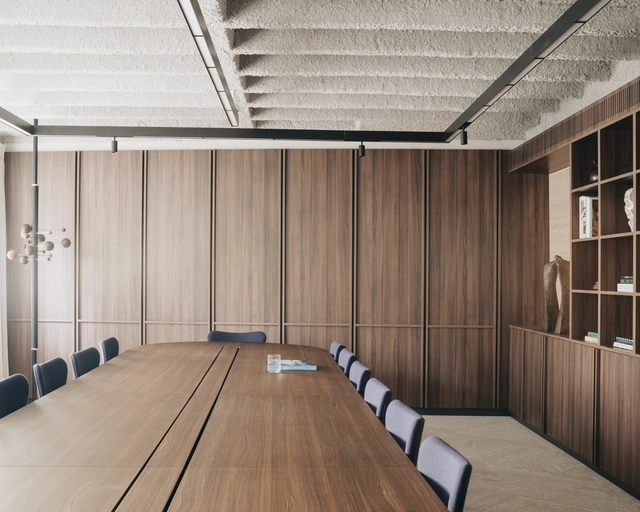 Motion Equity Partners Headquarters / Studio Razavi Architecture - Interior Photography, Office Buildings, Table