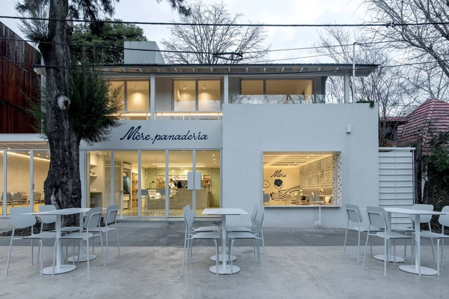 Mére – Panadería y Café de Especialidad / EG Arquitectura & Asociados + Karina Vinocur - Fotografía exterior, Interiores De Cafeterías, Fachada, Sillas