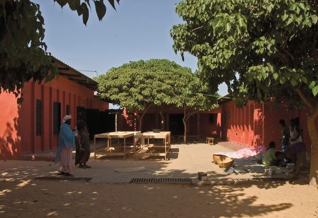 Centro para Mulheres em Rufisque / Hollmén Reuter Sandman Architects - Fotografia de Exterior, Centro Comunitário, Fachada, Cadeira