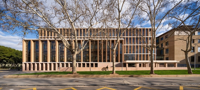 Reforma y ampliación de la Facultad de Filosofía y Letras de la Universidad de Zaragoza  / Magén Arquitectos - Fotografía exterior, Sustentabilidad Y Diseño Ecológico, Fachada, Cierros