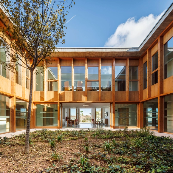 Courtyards, Gardens, and Terraces for Seniors: Residences that Integrate Community Life into the Natural Environment - Featured Image