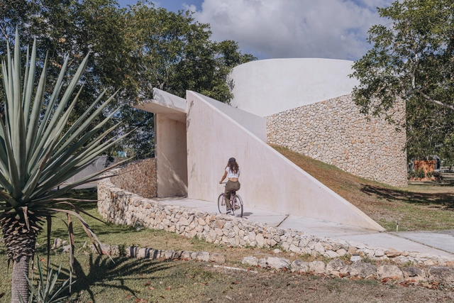 Ikal / Cabrera Arqs - Fotografía exterior, Arquitectura Cultural, Jardín, Fachada, Escaleras