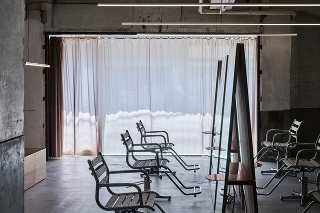 The hinc salón de belleza / Hitotomori Architects + arinco architects - Fotografía interior, Servicios, Puerta, Sillas