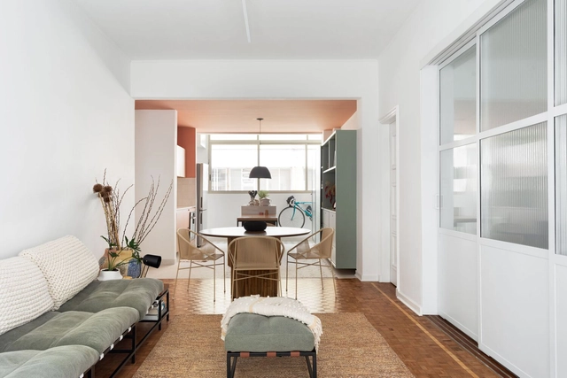 Apartamento Cinderela / ARKITITO Arquitetura - Fotografia de Interiores, Interiores De Apartamentos, Porta, Mesa