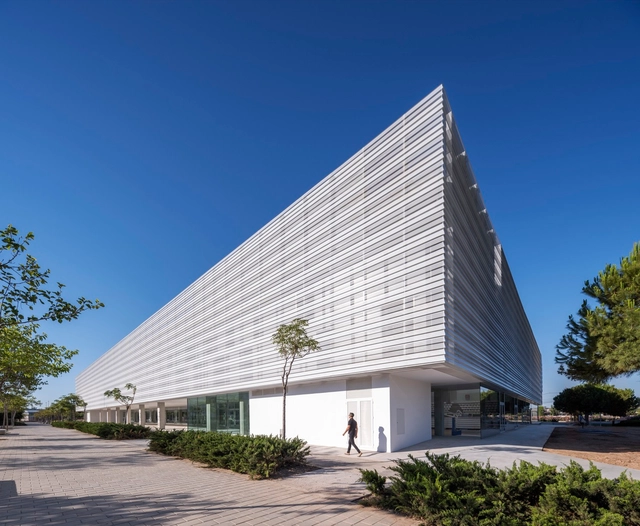 Pabellón Municipal de deportes de San Vicente del Raspeig / MCEA | Arquitectura + NAOS 04 ARQUITECTOS - Fotografía exterior, Recreación Y Entrenamiento, Fachada