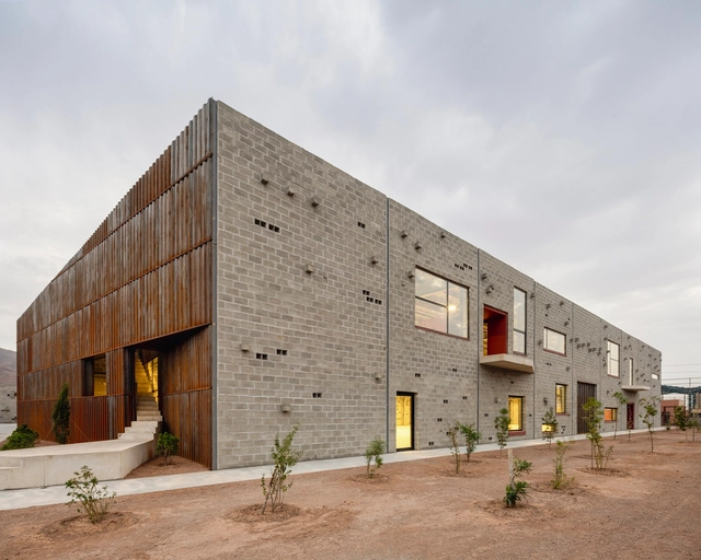 Departamento de Processos da Fábrica de Polímeros Shamim / Davood Boroojeni Office - Fotografia de Exterior, Fábrica, Fachada, Porta