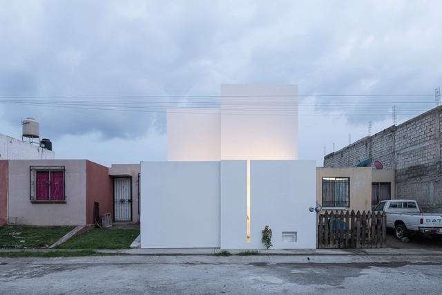 Casa Blanca / COTAPAREDES Arquitectos - Fotografía exterior, Ampliación, Puerta, Fachada